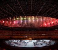 Los fuegos artificiales iluminan el Estadio Olímpico durante la ceremonia de apertura de esta mañana.