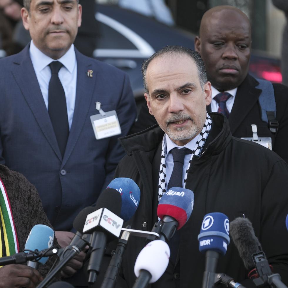 Acompañado por la canciller sudafricana Naledi Pandor, izquierda, el ministro palestino de Asuntos Multiculturales, Ammar Hijazi, habla a la prensa después de una audiencia de la Corte Internacional de Justicia en La Haya, Holanda.