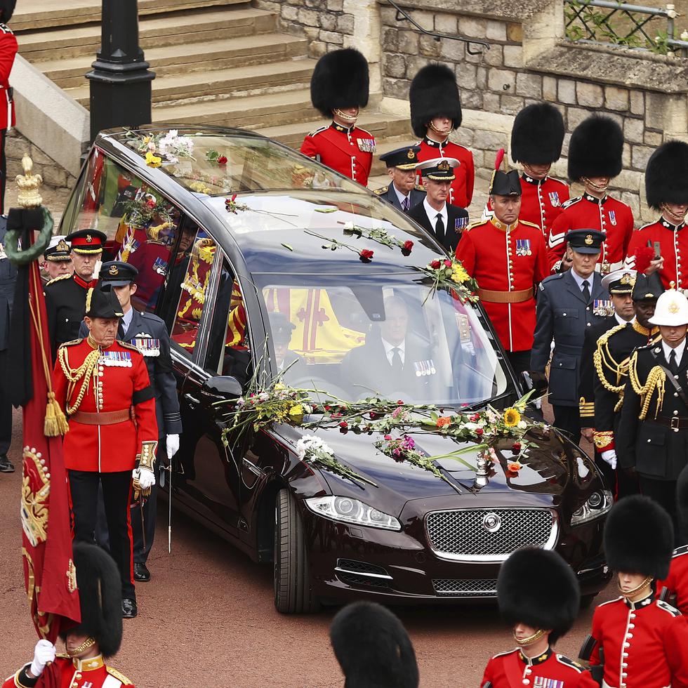 El ataúd con los restos de la reina Elizabeth II son llevados a la Capilla de Saint George en el Castillo de Windsor, en Inglaterra.