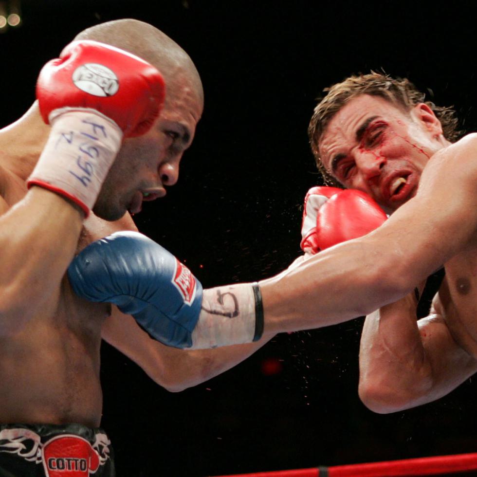 Miguel Cotto, izquierda, golpea a Paulie Malignaggi durante el combate que ambos protagonizaron en el 2006.