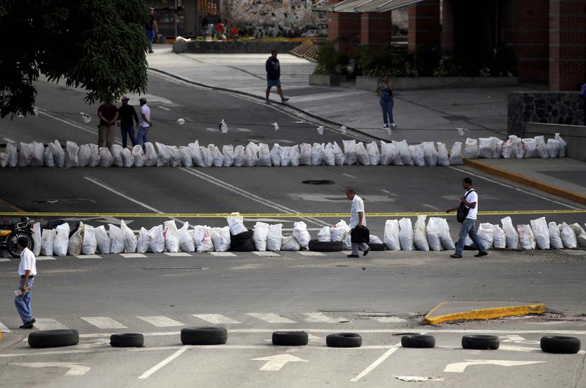 Opositores de Maduro levantaron barricadas en el inicio del paro de 48 que realizan. (AP)