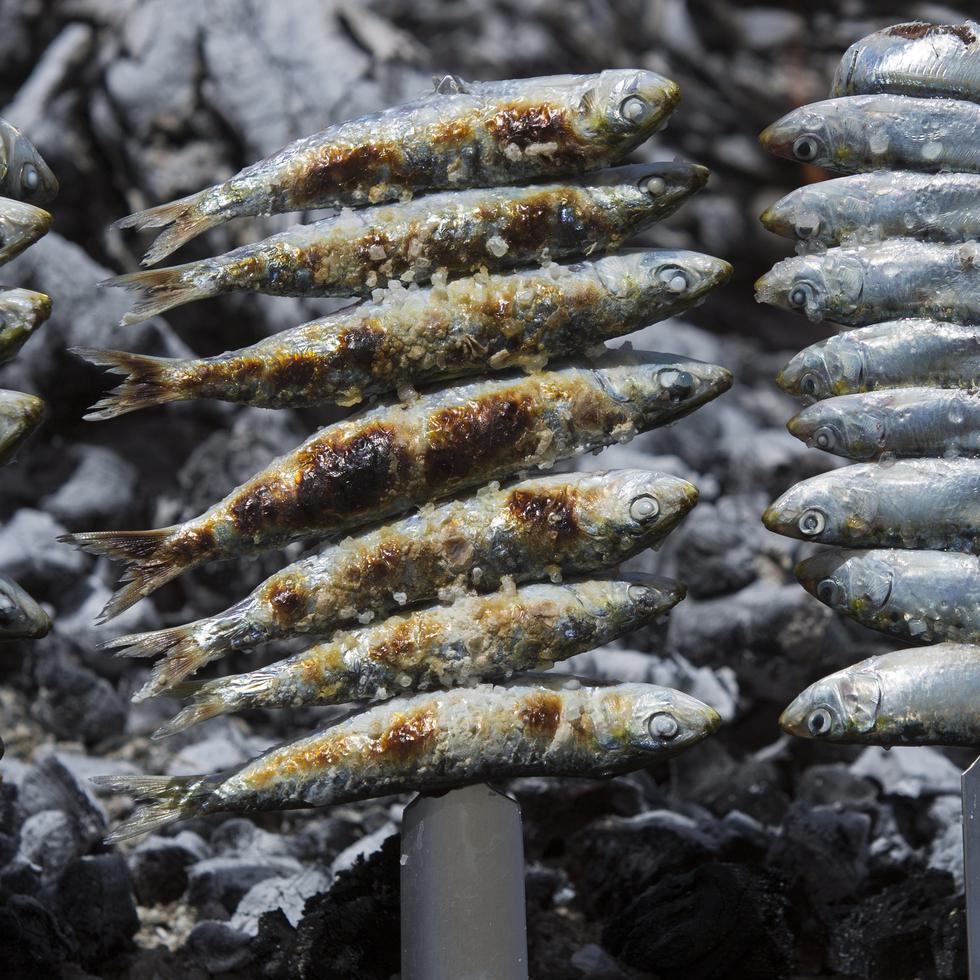 Las sardinas y otros alimentos, como el pescado azul, el salmón, legumbres y verduras son buenas fuentas de omega 3.