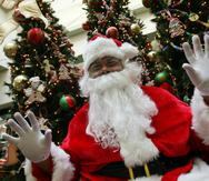 La presencia de Papa Noel o de Santa Clós durante las fiestas navideñas es una tradición en muchos centros comerciales del país.