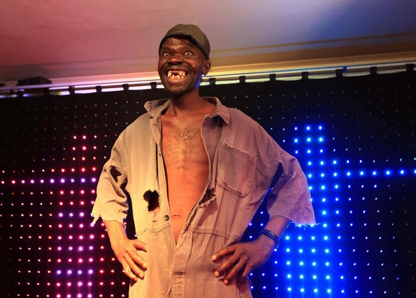 Mison Sere sonríe tras ganar la edición 2015 del certamen "Mister Feo" en Harare, Zimbabue. (AP / Tsvangirayi Mukwazhi)