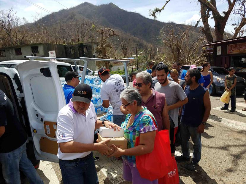 Residentes del barrio Guamaní en Guayama reciben suministros de emergencia.