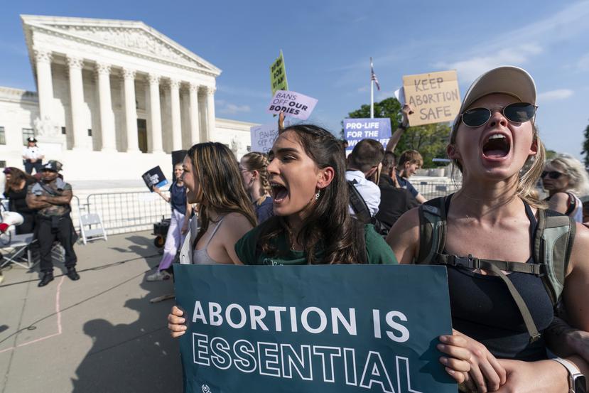 Mujeres se manifiestan frente al Tribunal Supremo de Estados Unidos tras filtrarse borrador de fallo que ilegalizaría el aborto.