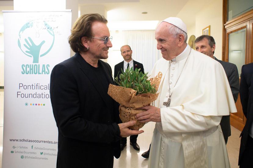 El papa Francisco (d) recibe al cantante de U2, Bono (i), en el Vaticano. (EFE/ Oficina de Prensa del Vaticano)