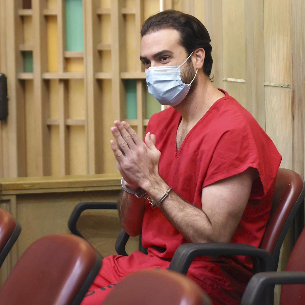 El actor Pablo Lyle hace un gesto a sus familiares en una sala de corte en el edificio Richard E. Gerstein en Miami, el 12 de diciembre de 2022.