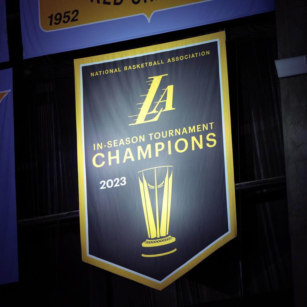 Imagen del banderín que colgaron los Lakers para celebrar el título del Torneo "In Season".