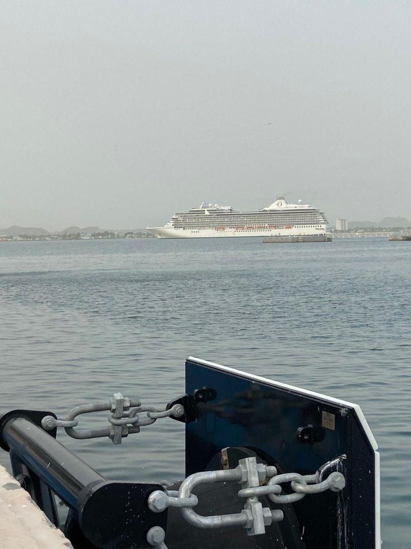 El crucero Marina llegó hasta el puesto de anclaje Echo, a las afueras de la bahía de San Juan, donde desembarcó a los tres tripulantes en un bote.