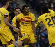 Jules Kounde, al centro, celebra el cuarto gol del Barcelona el domingo.