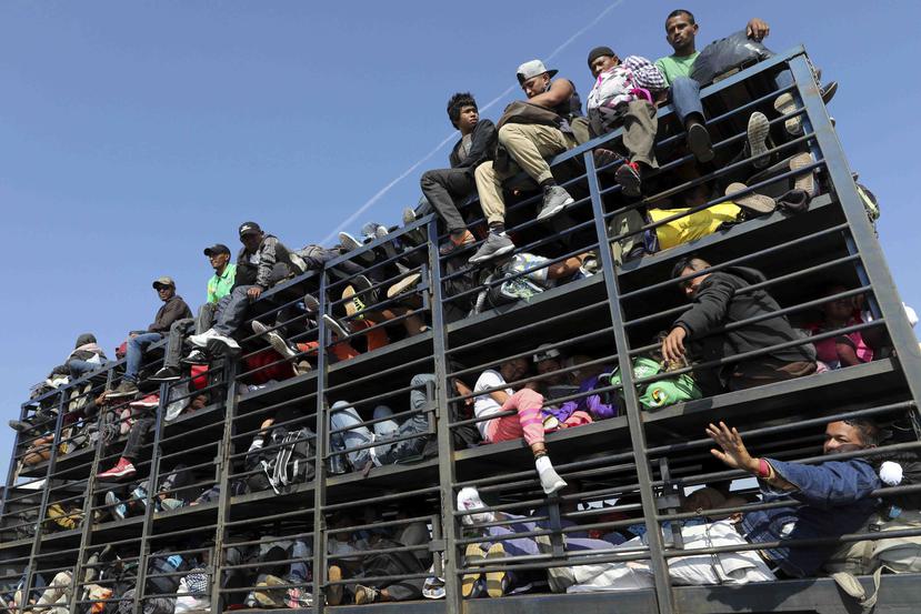 Migrantes centroamericanos que viajan con una caravana hacia Estados Unidos se desplazan en un camión en Celaya, México, ayer domingo. (AP)
