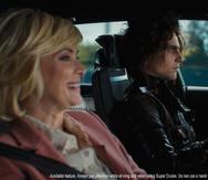 Winona Ryder, a la izquierda, junto a Timothée Chalamet, protagonizan el anuncio del nuevo Cadillac LYRIQ.
