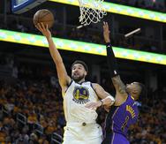 El escolta de los Warriors de Golden State Klay Thompson dispara ante la defensa del base de los Lakers de Los Ángeles D'Angelo Russell, durante la segunda mitad del segundo juego de la semifinal de la Conferencia Oeste, el jueves 4 de mayo de 2023, en San Francisco.