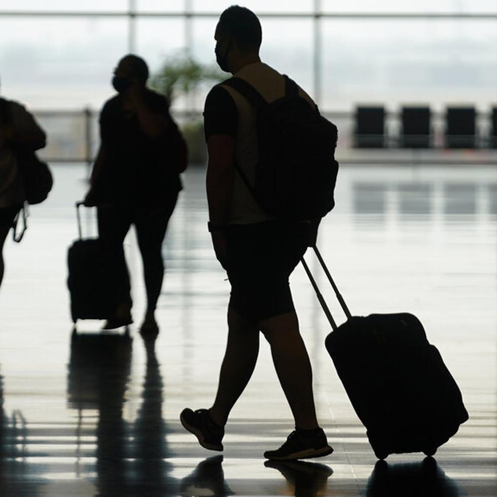 Viajeros caminan por el Aeropuerto Internacional de Salt Lake City, Utah, el 17 de agosto del 2021.
