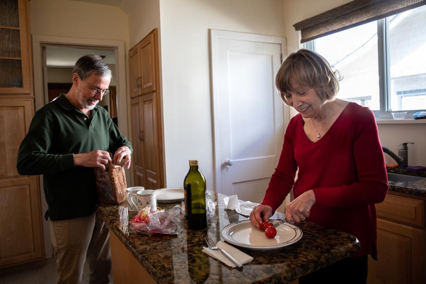 Bob y Marlene Lippman preparan la cena en su residencia en Summit, Nueva Jersey. Bob Lippman es un participante del ensayo clínico.
