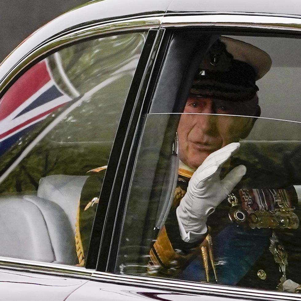 El rey Charles III saluda a su llegada a la Abadía de Westminster para el funeral de su madre, la reina Elizabeth II,  en el centro de Londres.