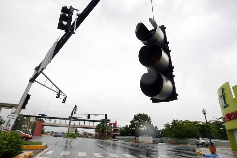 Los semáforos de esta intersección en Carolina se desprendieron durante el azote del huracán María. (GFR Media)
