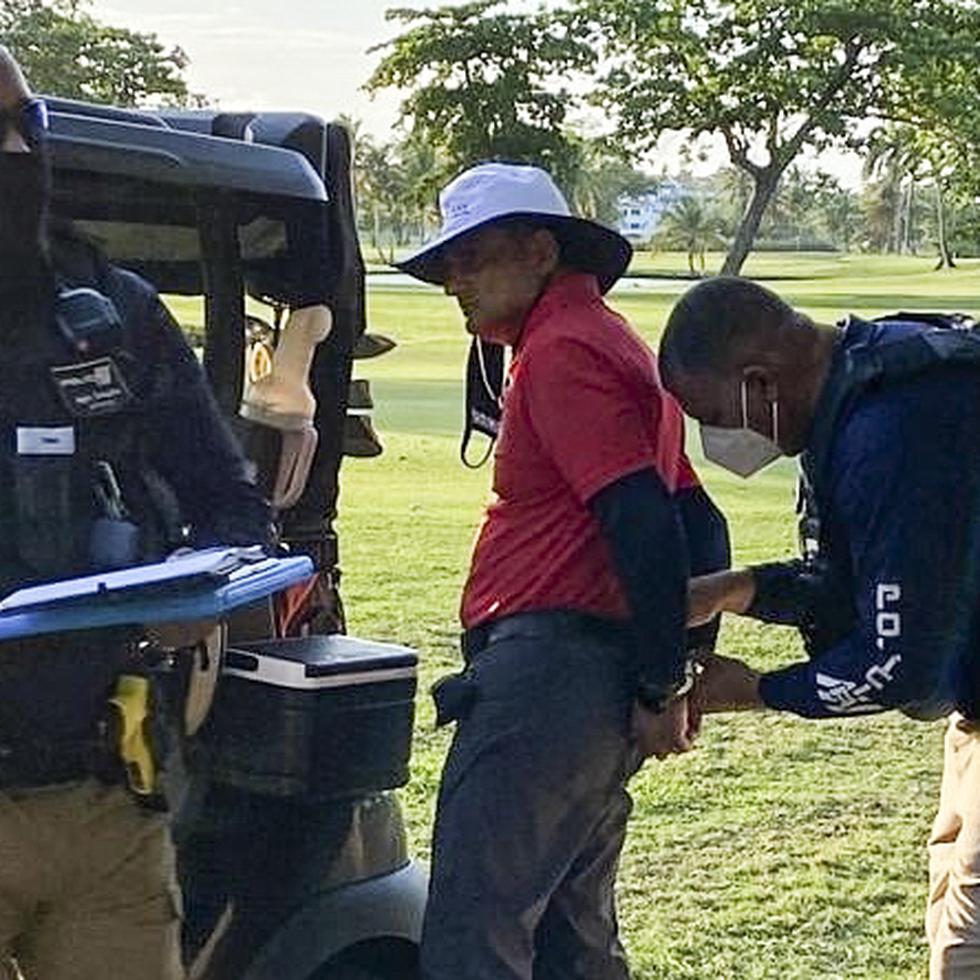 Imagen de archivo del momento en que arrestaron a Salil A. Zaveri tras el incidente en un campo de golf en Río Grande.