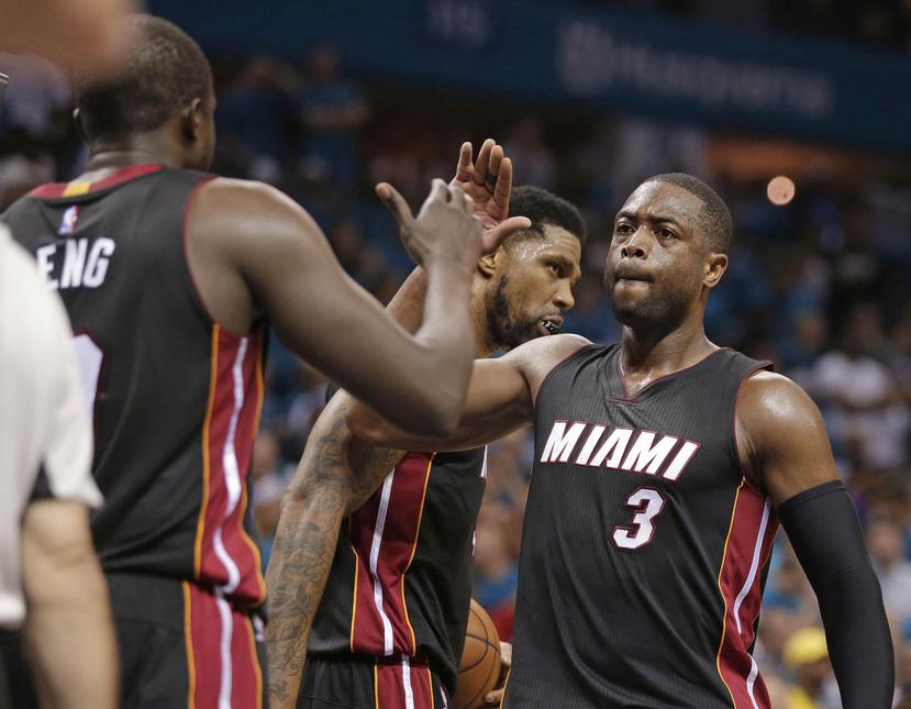 Wade cargó a Miami el viernes para obligar un séptimo juego contra Charlotte.