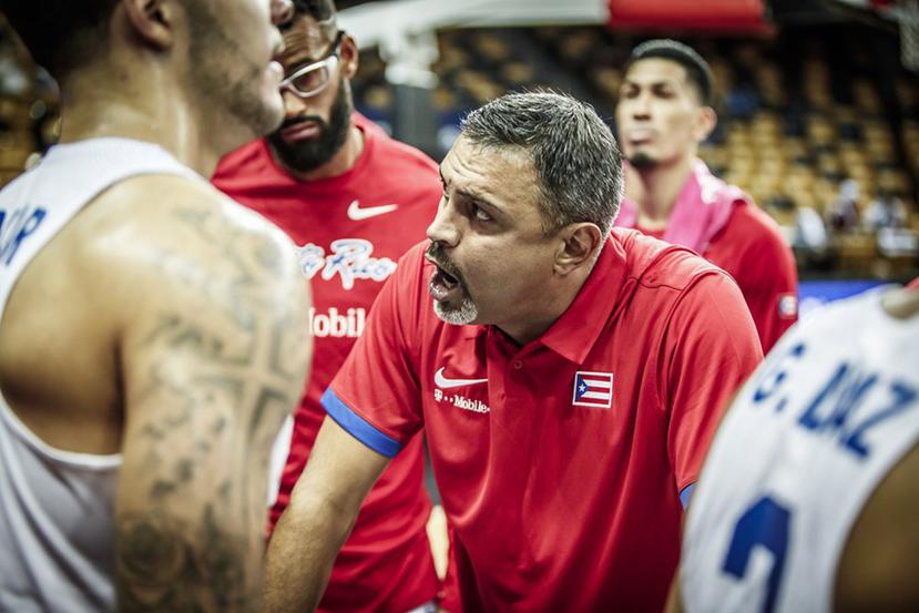 El dirigente nacional y exjugador, Eddie Casiano (centro) destacó, por encima de todo, la capacidad del combinado para ayudarse en las rotaciones defensivas. (Cortesía FIBA.com)