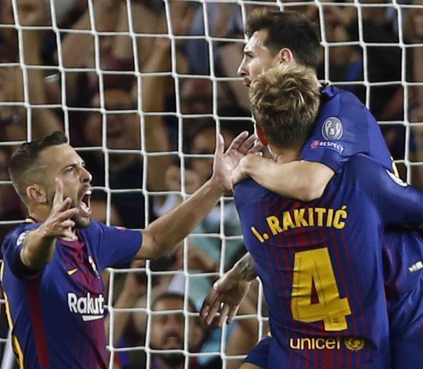 El jugador del Barcelona, Lionel Messi, derecha, festeja con sus compañeros Ivan Rakitic, de espalda, y Jordi Alba tras anotar un gol contra la Juventus. (AP)