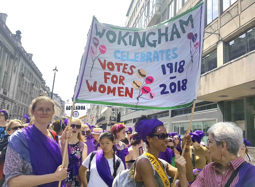 Unas mujeres de Wokingham salieron a marchar a las calles de Gran Bretaña. (AP)