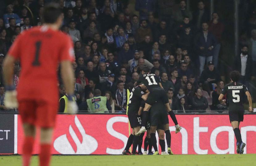 Los jugadores del PSG festejan su primer gol en un partido de la Liga de Campeones ante Napoli. (AP)