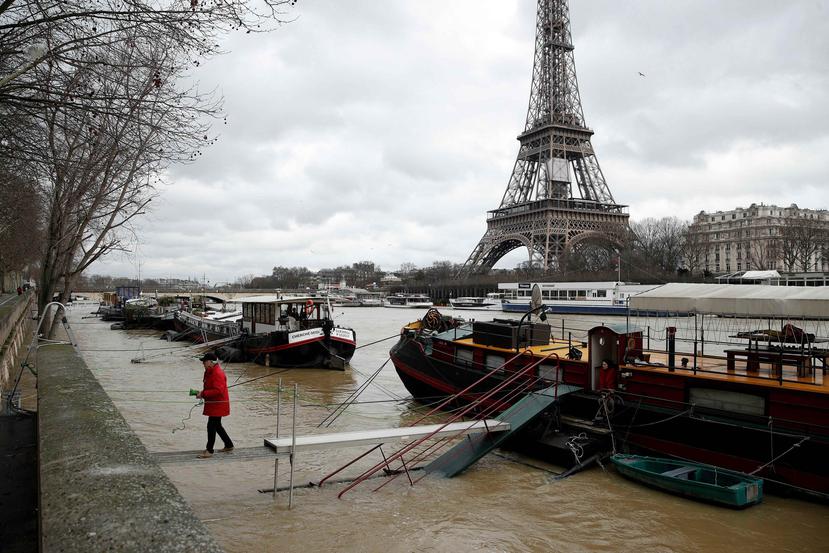 El río Sena se salió de su cauce la semana pasada. Vista de la torre Eiffel en París. (EFE)