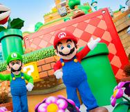 Los personajes Luigi y Mario no pudieron faltar en la inauguración del Super Nintendo World en Universal Studios Japan.