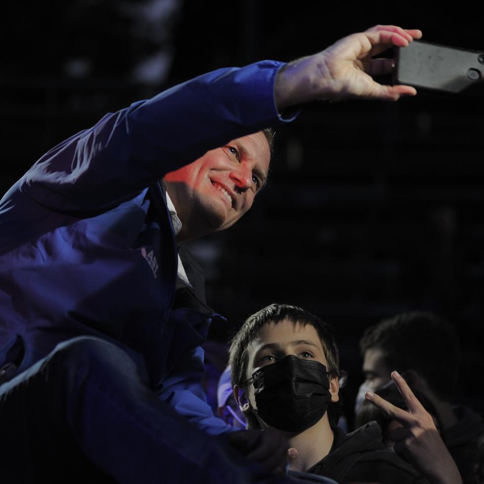 El candidato presidencial del Partido Republicano, José Antonio Kast, se toma una selfie con un partidario durante un mitin de campaña en Valdivia, Chile, el miércoles 17 de noviembre de 2021.  (AP Foto/Jose Luis Saavedra)
