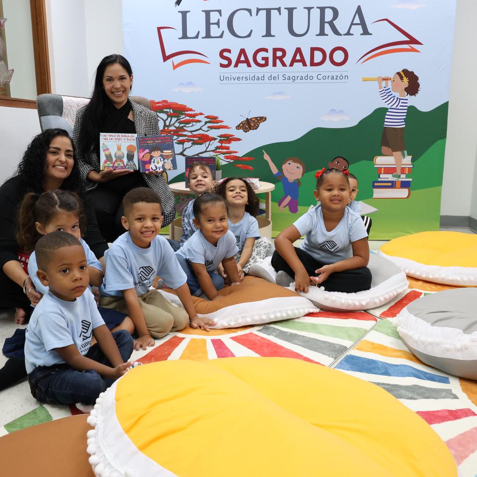 La escritora Lara Mercado junto a un grupo de niños, participantes del programa Head Start del Boys and Girls Club.