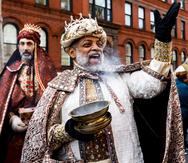 Los Reyes Magos saludan a los asistentes durante la tradicional cabalgata anual de los Reyes Magos que celebra El Museo del Barrio en Nueva York.