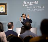 Oliver Barker, subastador y presidente de Sotheby's Europa, declara la venta del cuadro "Femme au béret rouge-orange" de Pablo Picasso, durante una subasta en el hotel Bellagio, de Las Vegas, el sábado 23 de octubre de 2021.
