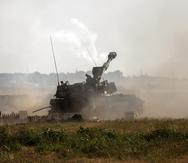 Una unidad israelí de artillería dispara hacia objetivos en la Franja de Gaza, en la frontera entre Israel y Gaza.