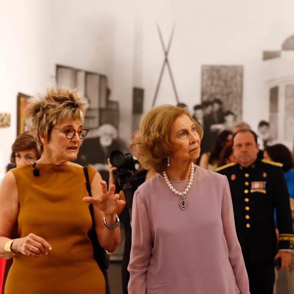 Mari Carmen Ramírez, izquierda, recorre la galería junto a la reina Sofía con motivo de la entrega de los Premios Sophia. La puertorriqueña recibió el galardón en el 2023.
