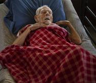 José Pietri Santos, hombre encamado, de 99 años, acabados de cumplir este martes, vecino del barrio Ensenada, donde aún hay decenas de familias sin servicio eléctrico.