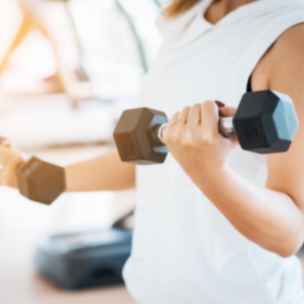 Con la llegada de la menopausia, los huesos comienzan a perder su densidad, pero el ejercicio y levantamiento de pesas te puede ayudar a mantenerlos fuertes.