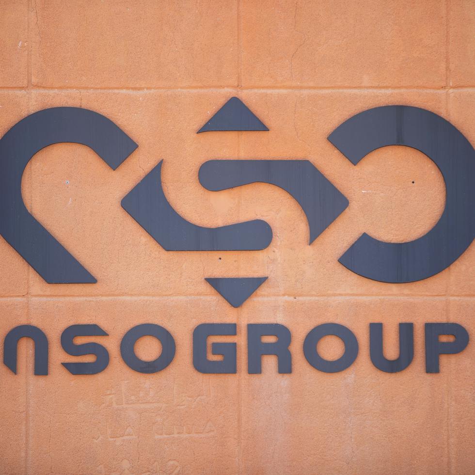 Un logotipo adorna una pared de una oficina de la compañía israelí NSO Group cerca del poblado de Sapir, en Israel.