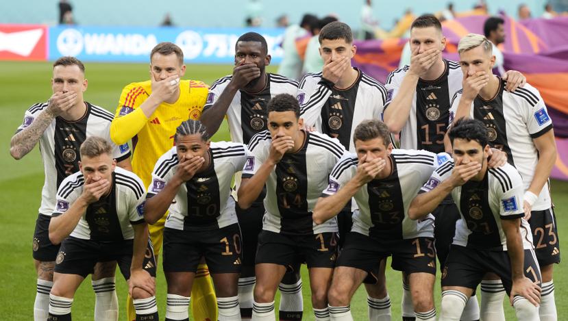 Los jugadores de Alemania se tapan la boca previo al partido contra Japón por el Grupo E del Mundial el miércoles.