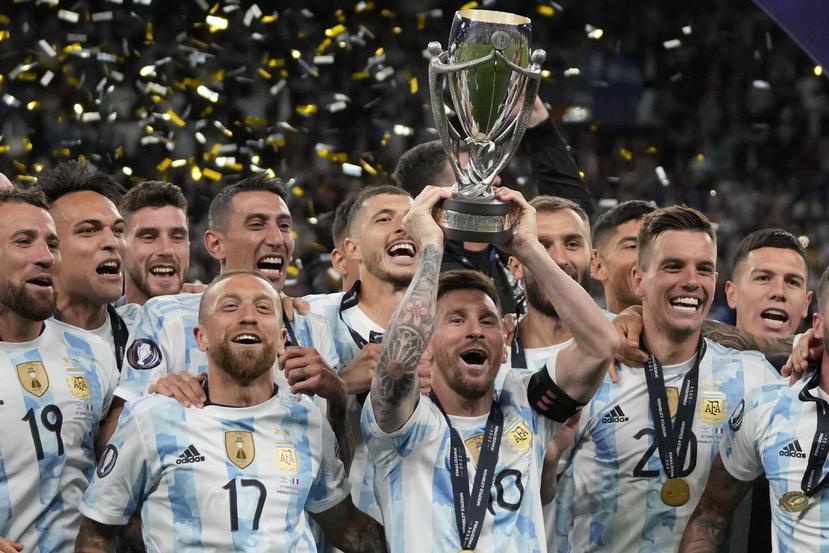 Lionel Messi levanta el trofeo tras vencer a Italia en la Finalissima.