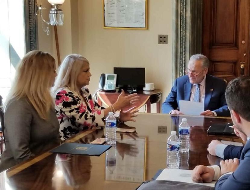 La gobernadora Wanda Vázquez Garced se reunió con el senador Charles Schumer com quien sostuvo conversaciones para agilizar la ayuda de FEMA. (Suministrada)