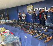 Las armas y municiones, entre otros artículos, que fueron ocupados por las autoridades.
