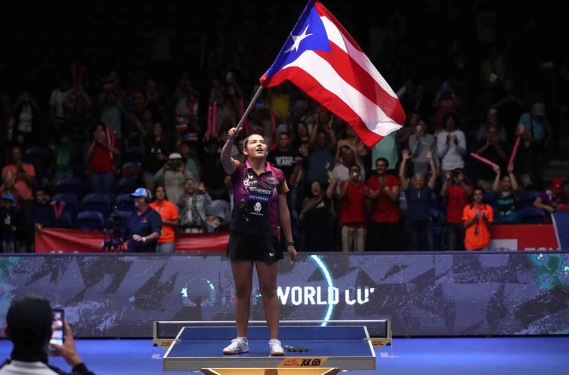 Adriana Díaz celebró su victoria en la final de la Copa Panamericana con la bandera de Puerto Rico.