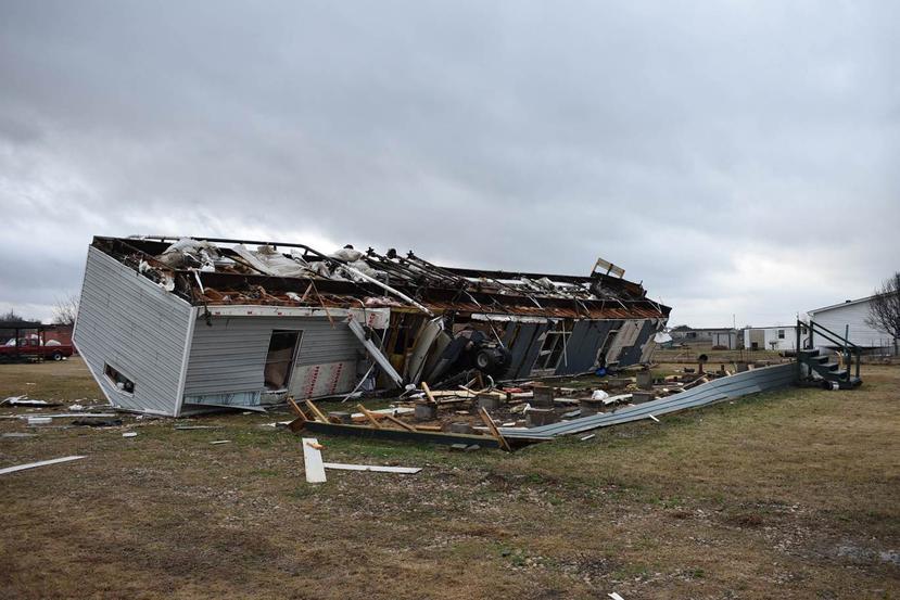 Una casa rodante quedó destrozada luego de ser impactada por un tornado en Joshua, Texas, el pasado martes 20 de febrero. (AP)