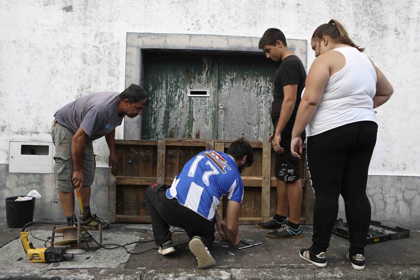 Residentes se preparan para la llegada del huracán Lorenzo. (AP)