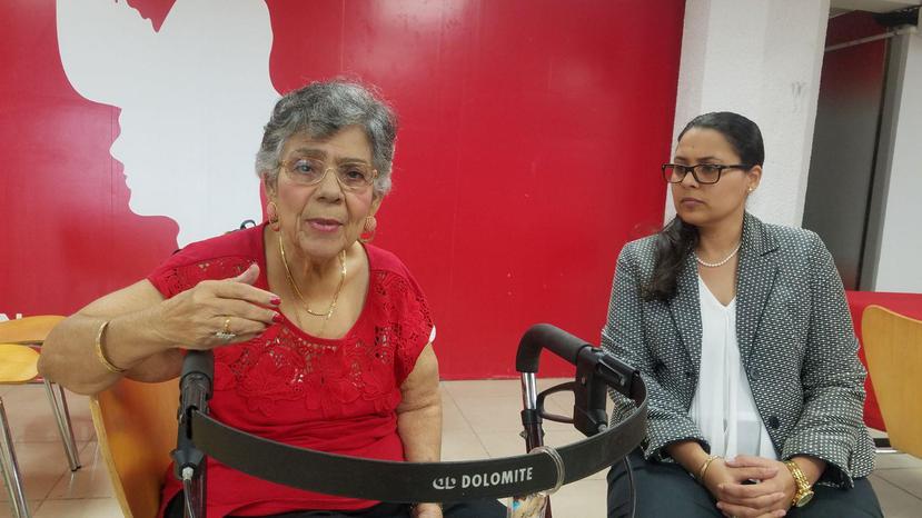 Nilda Candelaria de Rosa, exdirectora escolar y exsuperintendenta del distrito de Gurabo, a la izquierda, y Nina Dimarie Valedón Santiago, aspirante al distrito senatorial de Humacao por el PPD, relataron sus demandas.