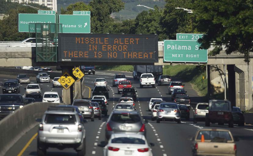 Vehículos pasan cerca de un letrero luminoso que avisa que no hay alerta de misil, en la Autopista 1 de Honolulu, el sábado 13 de enero de 2018. (Anthony Quintano/Civil Beat via AP)