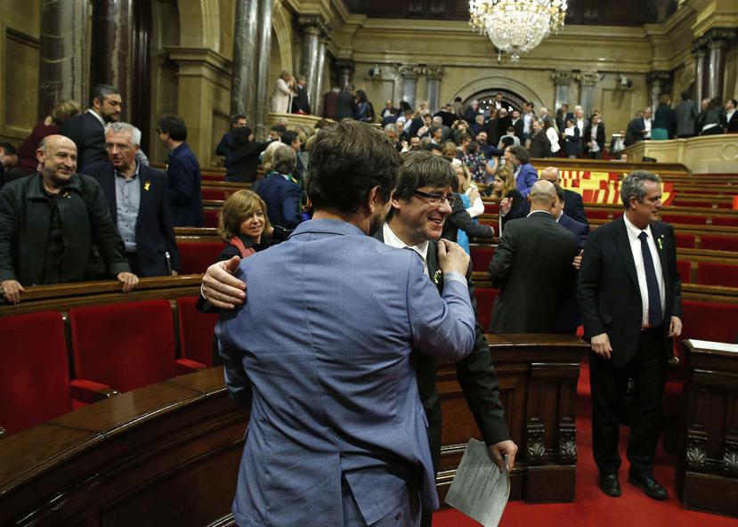 El presidente catalán Carles Puigdemont es felicitado luego de la aprobación de la independencia catalana (AP).