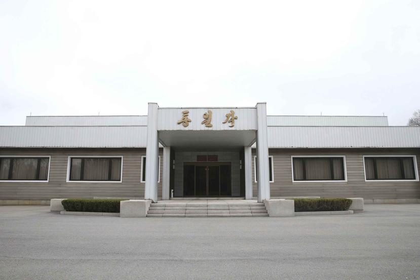 El edificio Tongilgak de Corea del Norte, el lugar en donde se realizarán las negociaciones de alto nivel entre las dos Coreas, se observa desde el lado norte en Panmunjom, Corea del Norte. (AP)